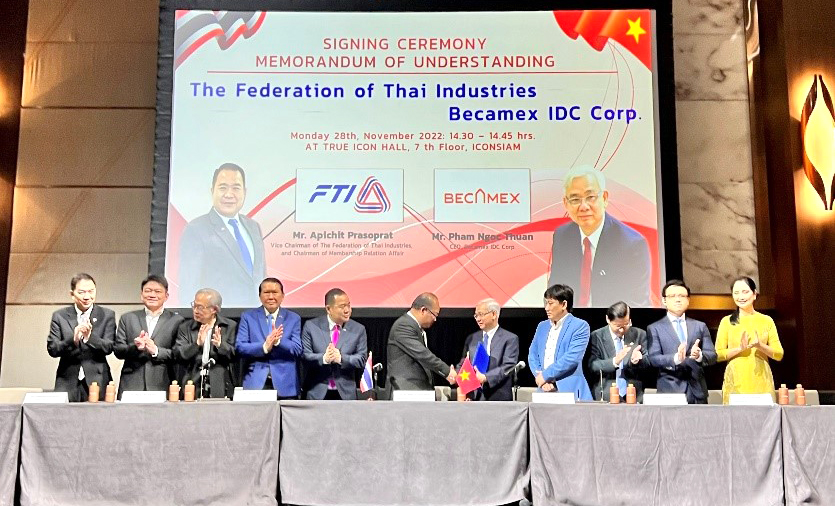 Đại diện lãnh đạo hai đơn vị, Ông Phạm Ngọc Thuận – Tổng Giám đốc Tổng công ty Becamex IDC và Ông Apichit Prasoprat, Phó Chủ tịch Liên đoàn Công nghiệp Thái Lan, ký kết bản thỏa thuận hợp tác.